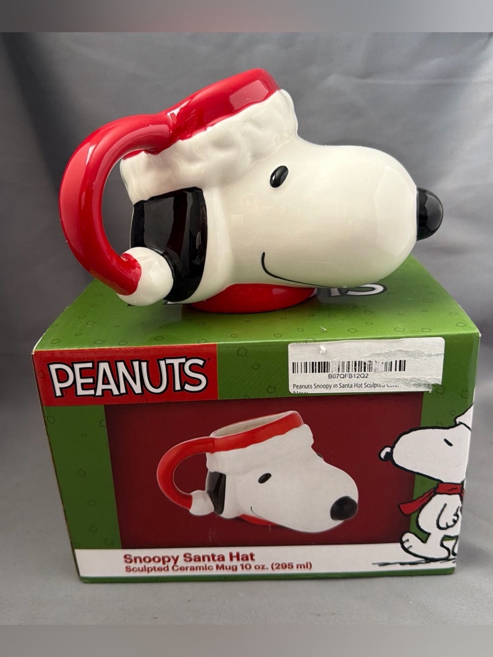 NWT New in Box Peanuts Super cute unique Snoopy Face with Santa Hat ceramic mug